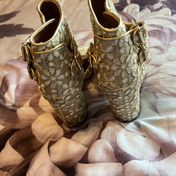 Gorgeous gold and white ankle boots. Excellent condition. 4 inch heel - Picture 3 of 7